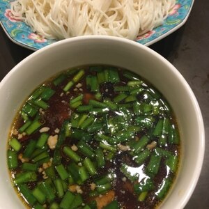 暑い夏にさっぱりしっかり　ひき肉ニラ素麺